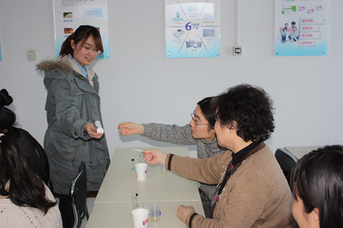 技術工程師指導消費者現場做“地溝油”檢測實驗 技術工程師指導消費者現場做“地溝油”檢測實驗